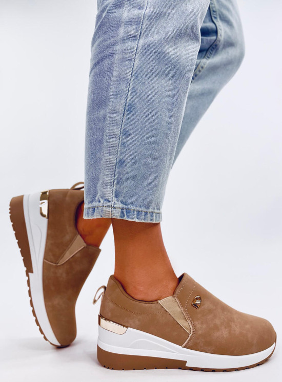 Barna színű tornacipő sarokkal