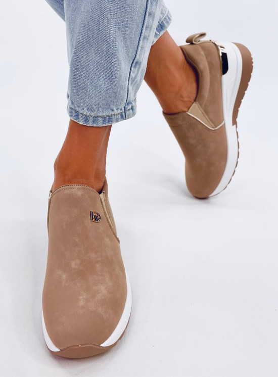 Barna színű tornacipő sarokkal