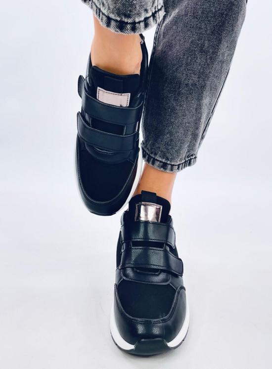 Tépőzáras éksarkú tornacipő - fekete színű