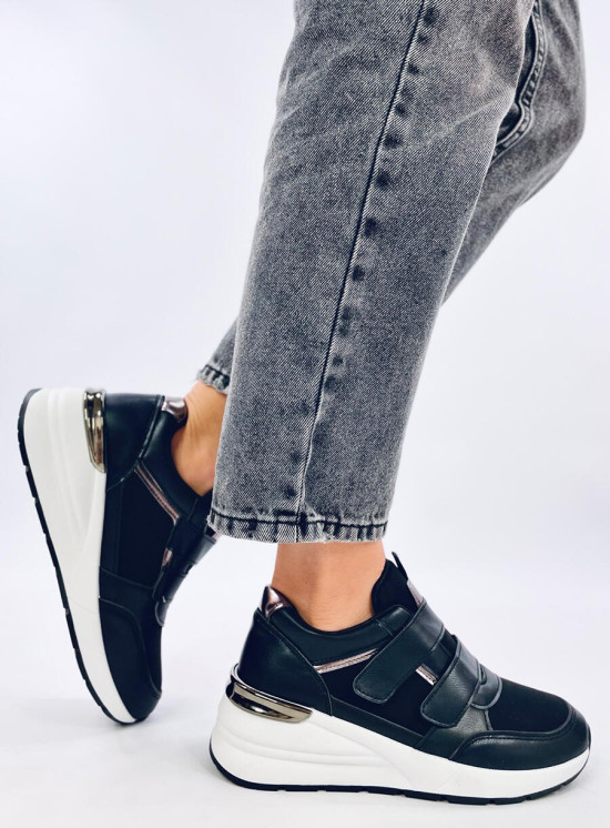 Tépőzáras éksarkú tornacipő - fekete színű