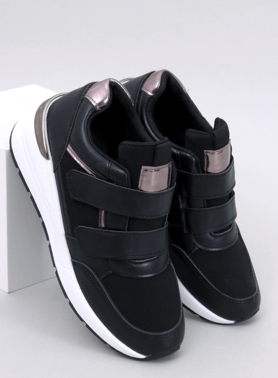 Tépőzáras éksarkú tornacipő - fekete színű