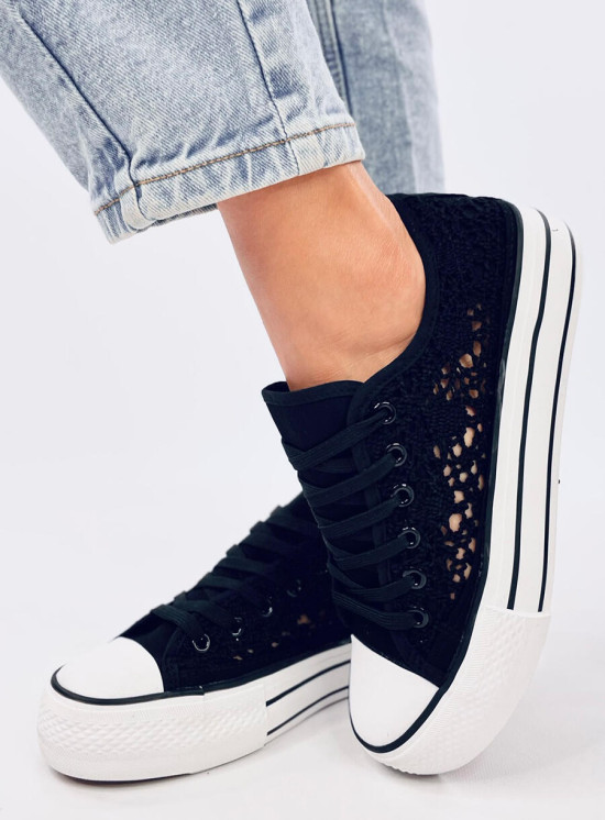 Fekete színű csipke tornacipő