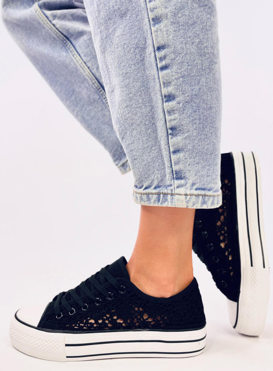 Fekete színű csipke tornacipő