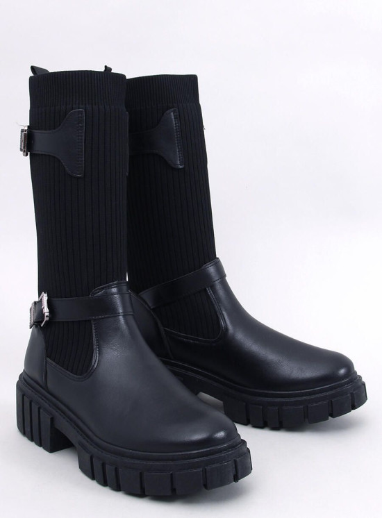 Fekete színű csizma rugalmas külső résszel