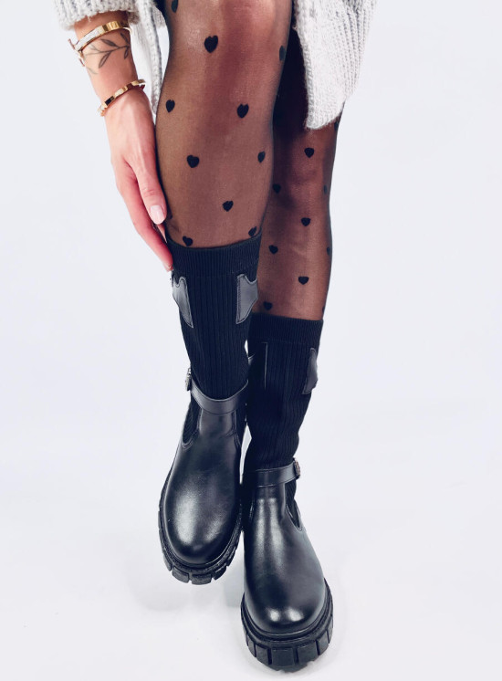 Fekete színű csizma rugalmas külső résszel