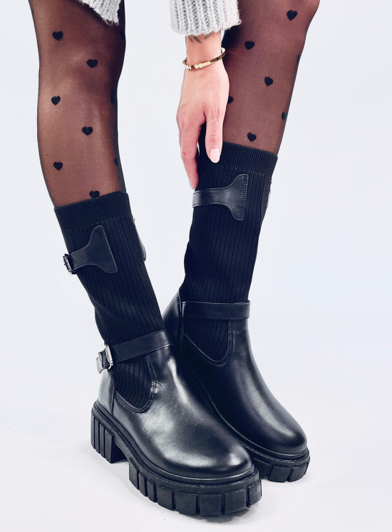 Fekete színű csizma rugalmas külső résszel