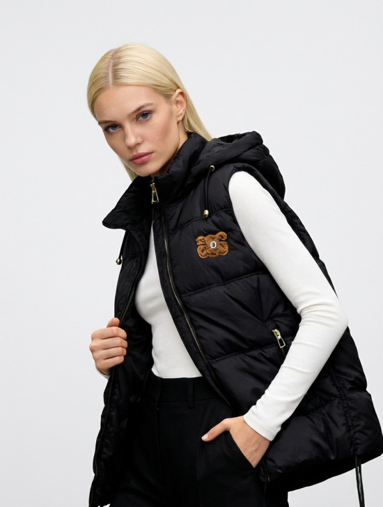 Fekete színű steppelt kapucnis mellény