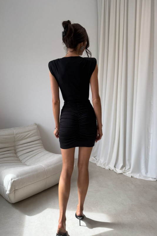 Fekete színű miniruha átlapolt dekoltázzsal és díszövvel