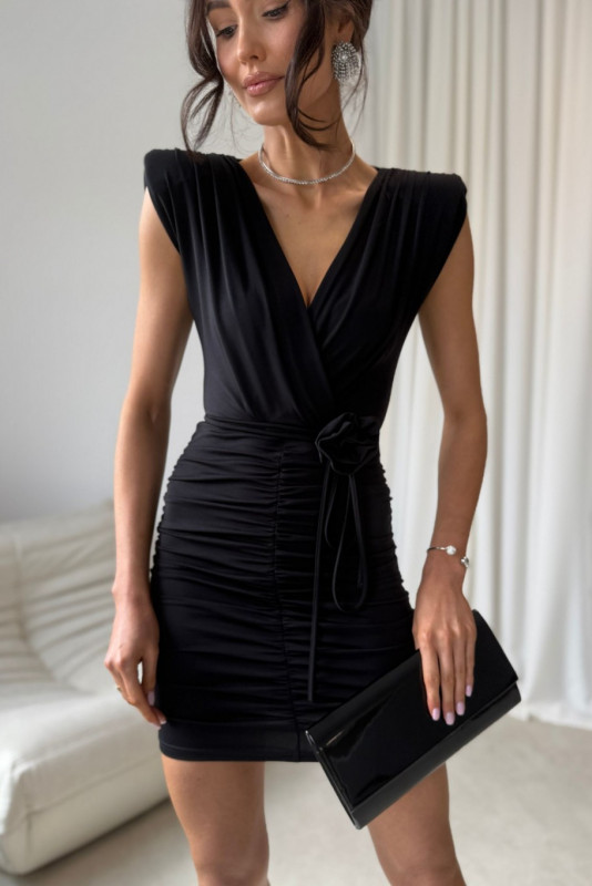 Fekete színű miniruha átlapolt dekoltázzsal és díszövvel