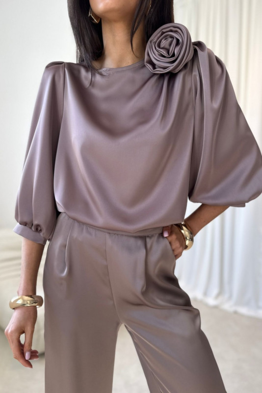 Giana barna blúz rózsa díszítéssel