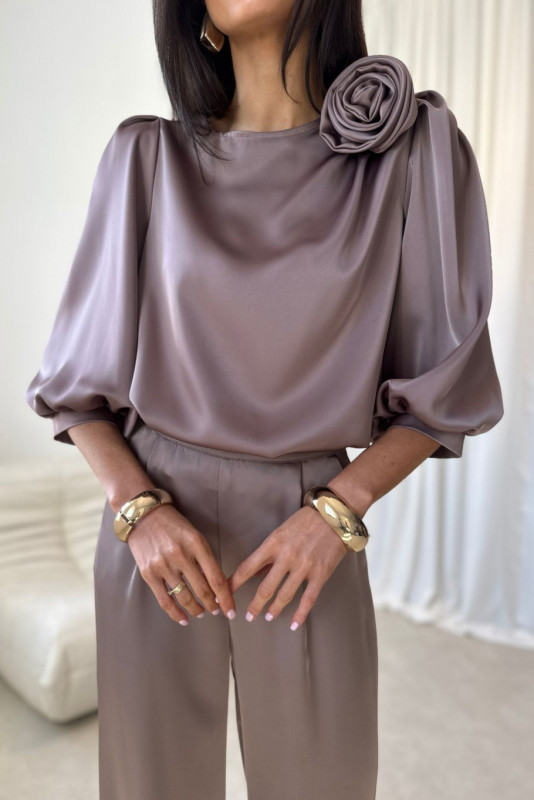 Giana barna blúz rózsa díszítéssel