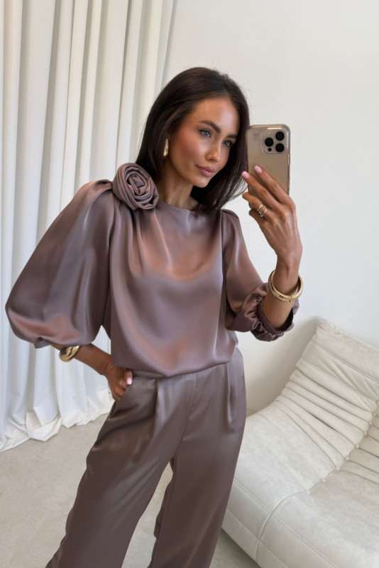 Giana barna blúz rózsa díszítéssel