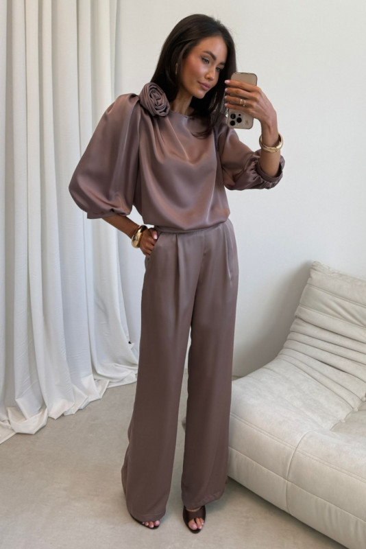 Giana barna blúz rózsa díszítéssel