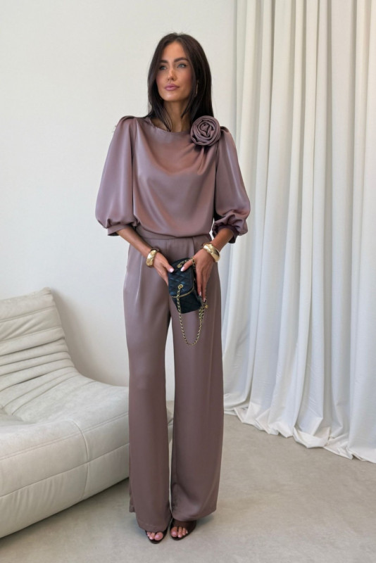 Giana barna blúz rózsa díszítéssel