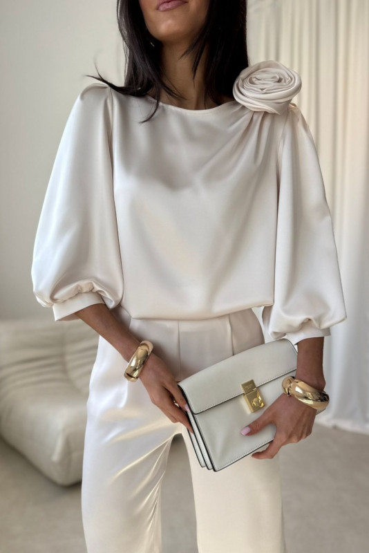 Vaníliaszínű blúz rózsa applikációval