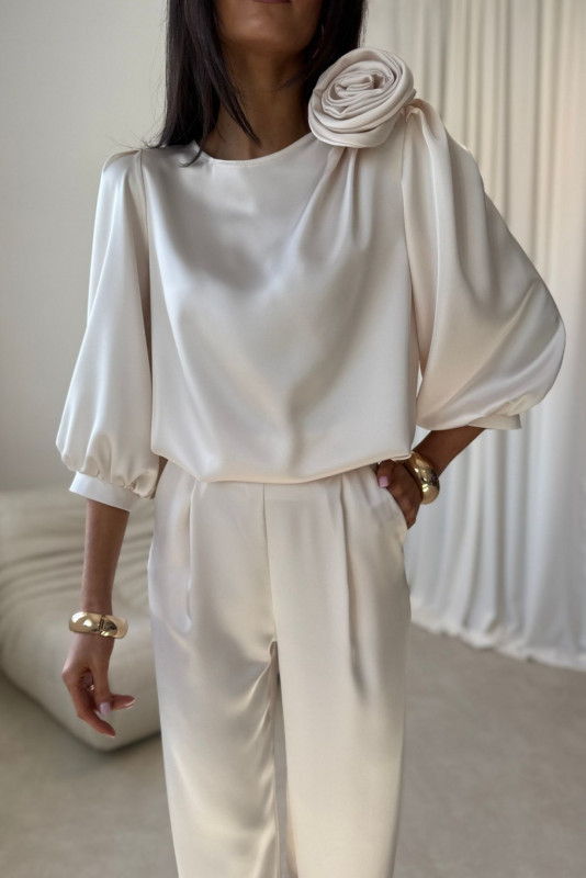 Vaníliaszínű blúz rózsa applikációval