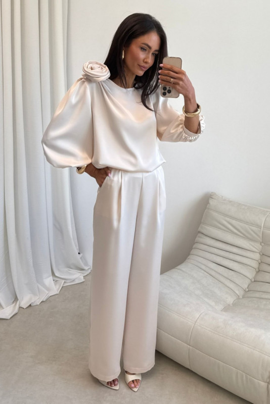 Vaníliaszínű blúz rózsa applikációval