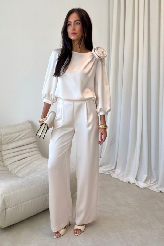 Vaníliaszínű blúz rózsa applikációval