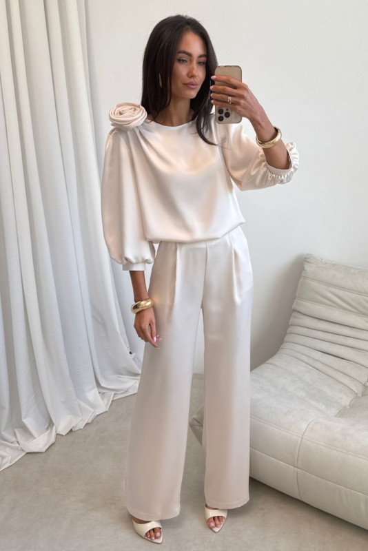 Vaníliaszínű blúz rózsa applikációval