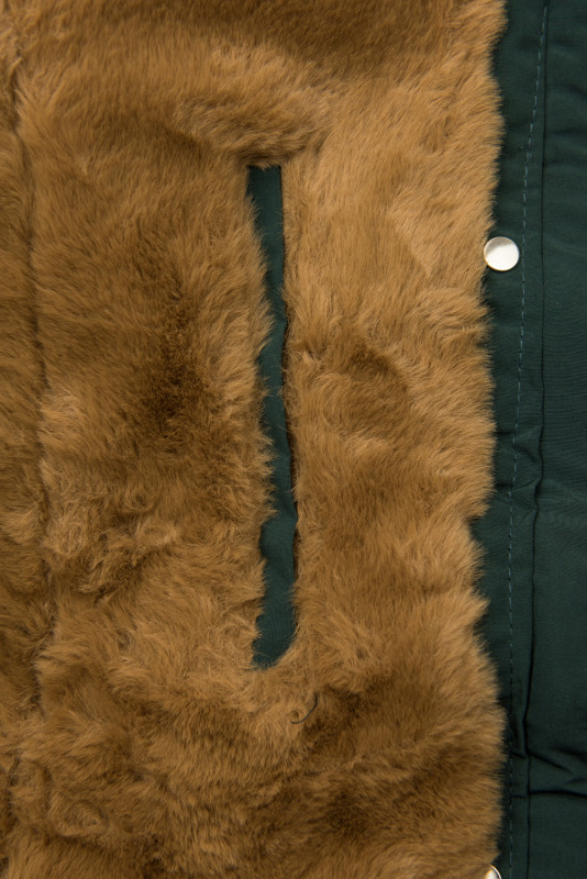 Sötétzöld színű téli parka barna színű plüssel