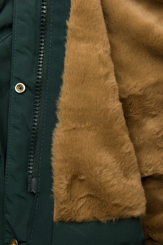 Sötétzöld színű téli parka barna színű plüssel
