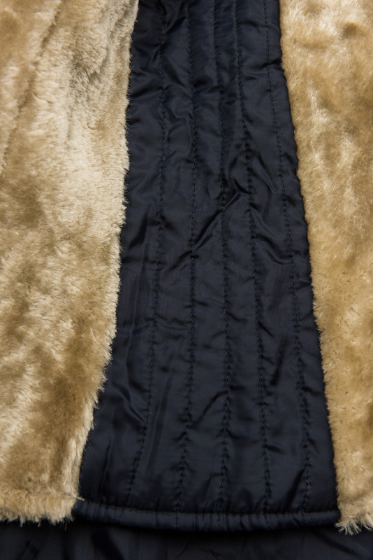 Sötétkék színű parka az őszi/téli időszakra levehető béléssel