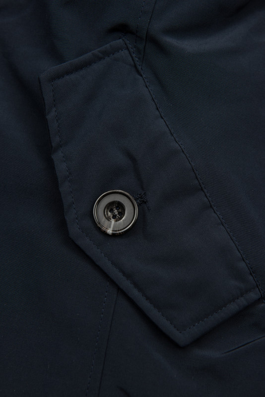 Sötétkék színű parka az őszi/téli időszakra levehető béléssel