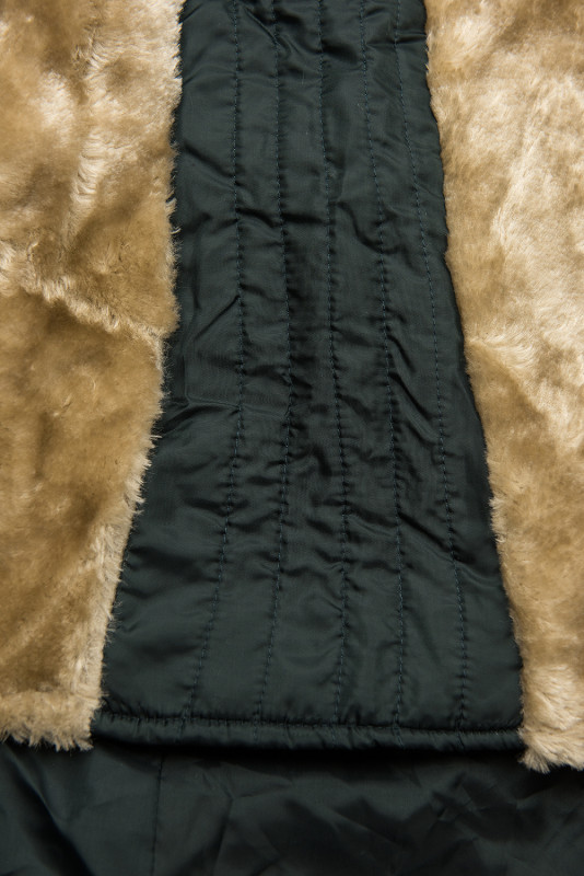 Sötétzöld színű parka az őszi/téli időszakra levehető béléssel