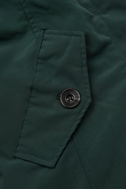 Sötétzöld színű parka az őszi/téli időszakra levehető béléssel