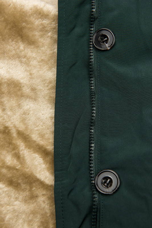 Sötétzöld színű parka az őszi/téli időszakra levehető béléssel
