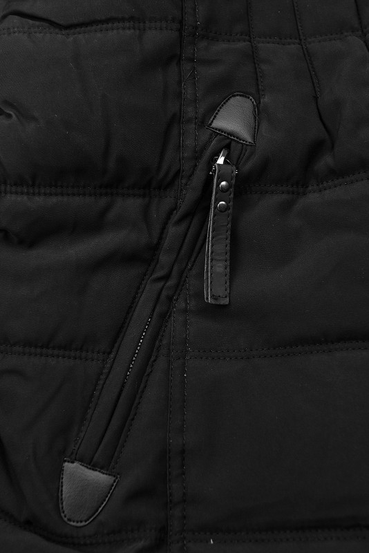 Fekete színű téli kabát plüssel és műszőrmével