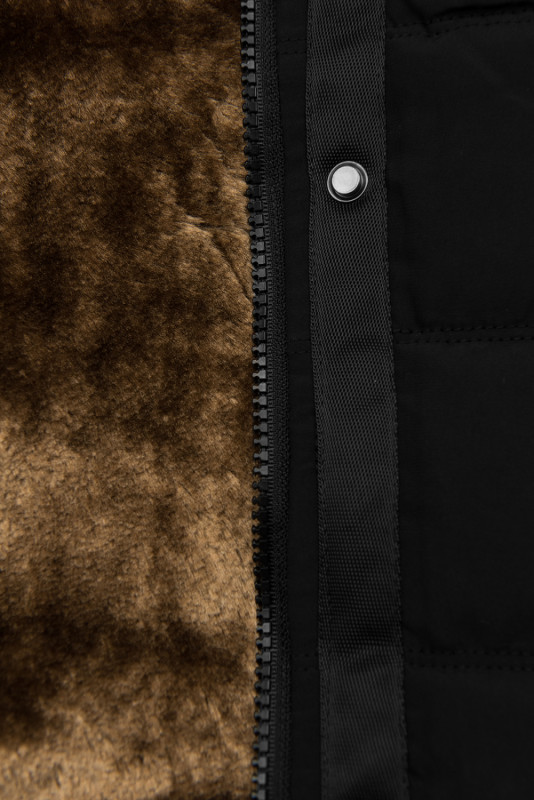 Fekete színű téli kabát plüssel és műszőrmével