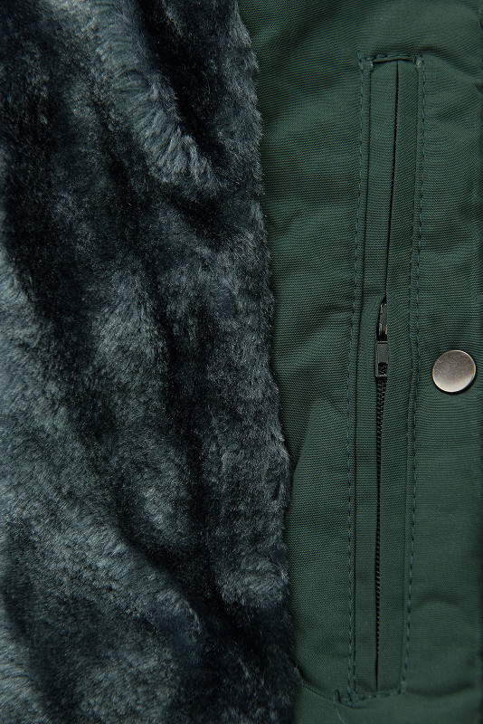 Sötétzöld színű téli kabát szürke plüssel