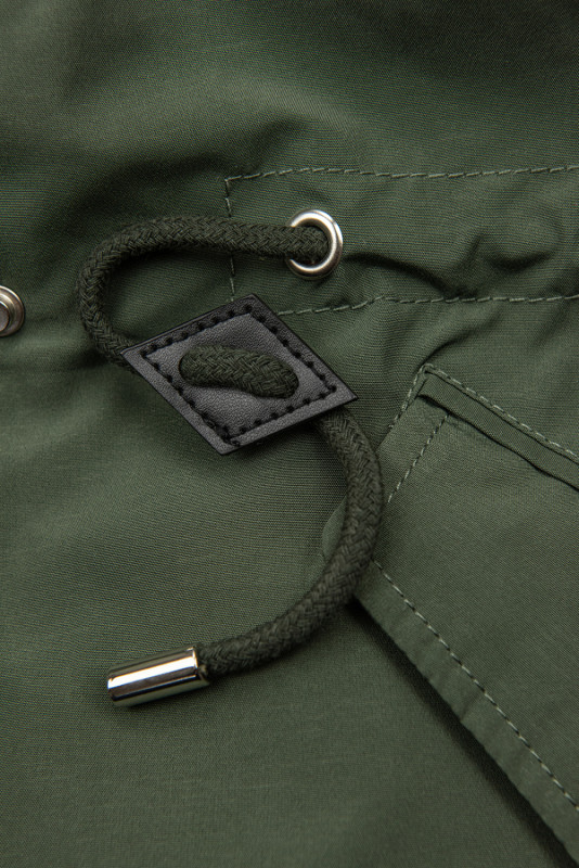Khaki színű átmeneti parka fekete színű béléssel