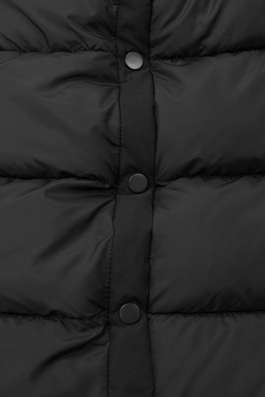 Fekete színű hosszú téli kabát műszőrmével