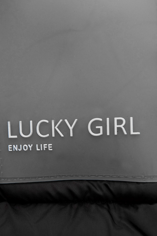 Fekete színű téli kabát hosszított hátrésszel