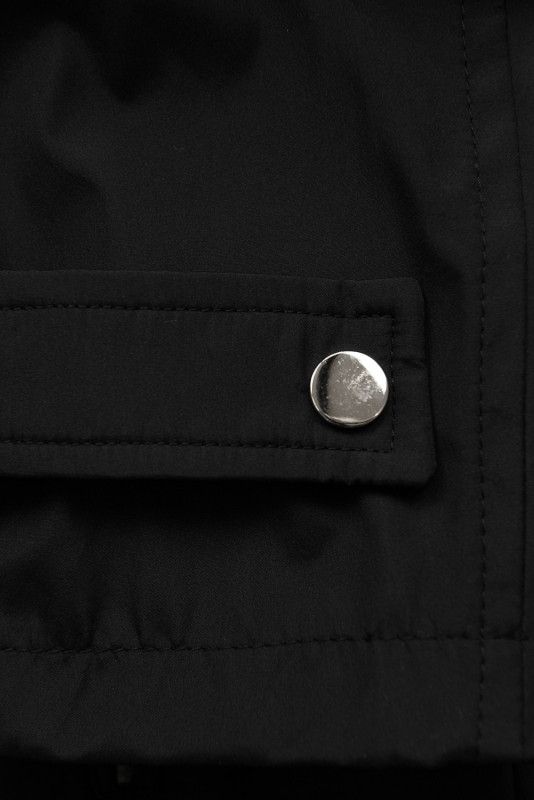 Fekete színű parka láncos övvel