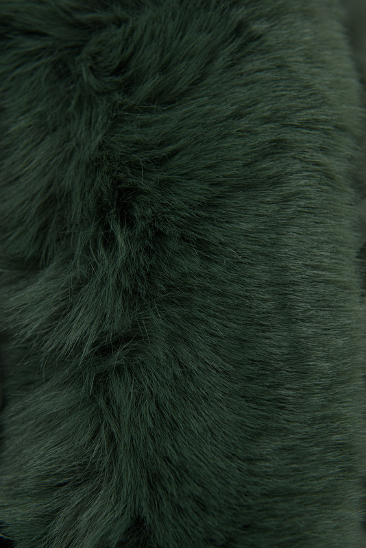Sötétzöld színű kapucnis kabát műszörmével