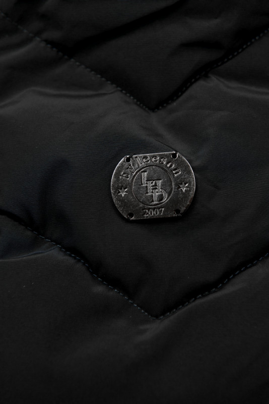 Fekete színű téli steppelt kabát levehető kapucnival