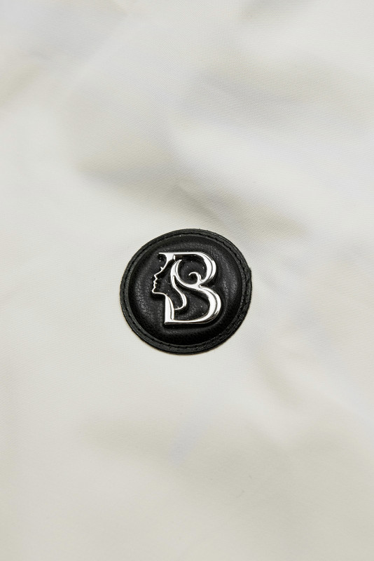 Krémszínű tavaszi parka magas gallérral