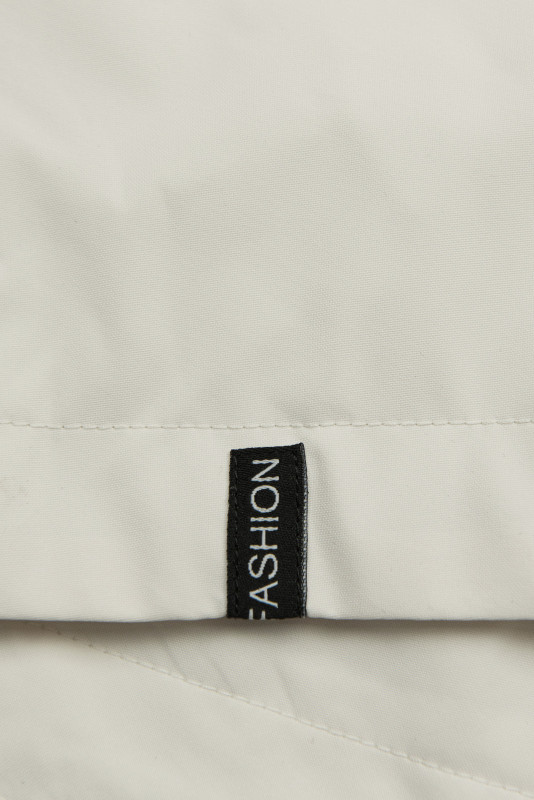 Krémszínű tavaszi parka magas gallérral