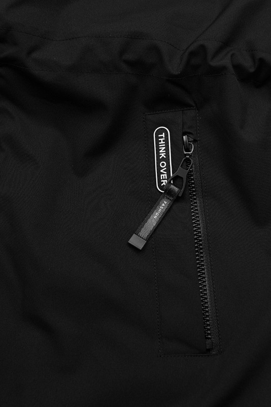 Fekete színű tavaszi parka magas gallérral