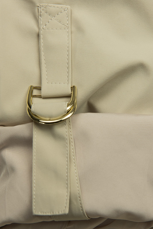 Bézs színű parka aranyszínű részletekkel