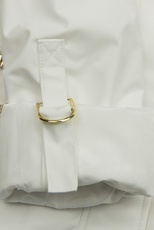 Fehér színű parka aranyszínű részletekkel