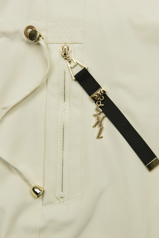 Krémszínű parka aranyszínű részletekkel