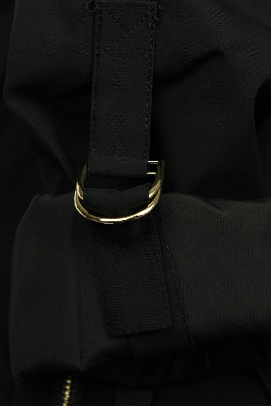 Fekete színű parka aranyszínű részletekkel