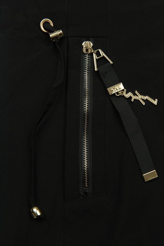 Fekete színű parka aranyszínű részletekkel