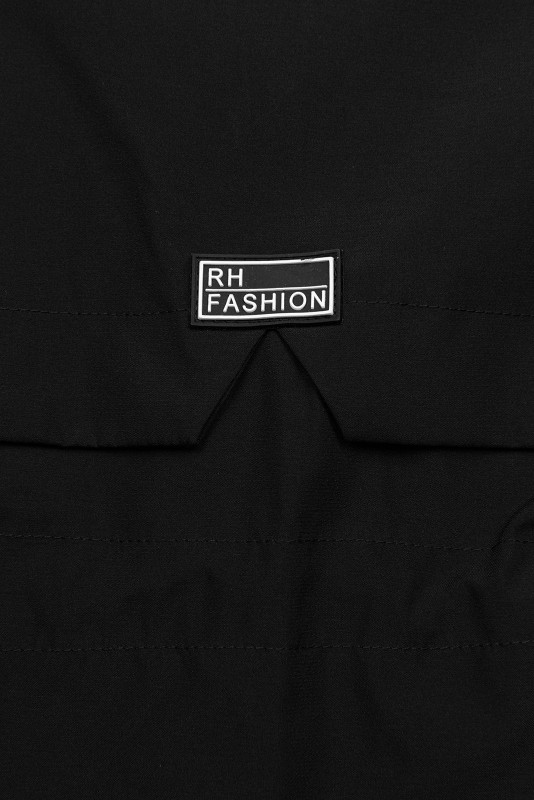 Fekete színű parka aranyszínű részletekkel