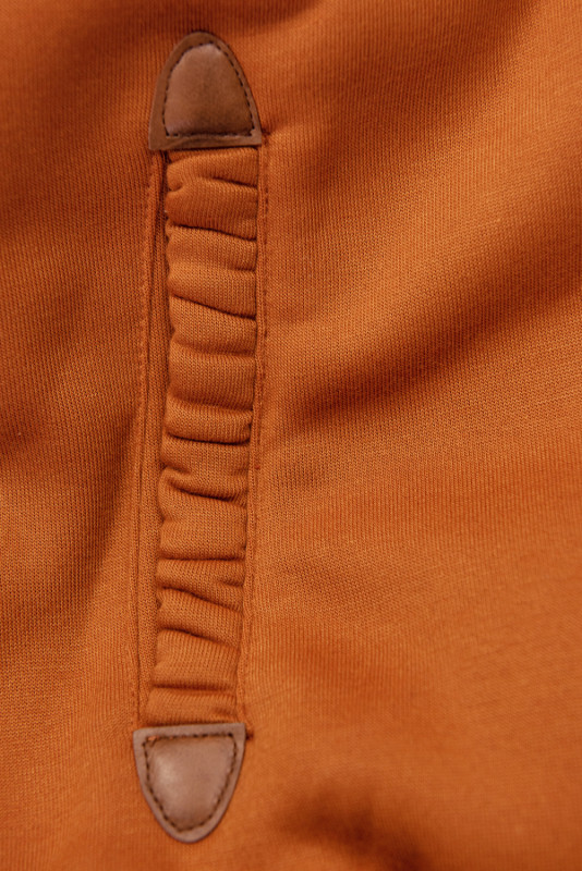 Terrakotta színű felső, kapucniján virágmintás béléssel