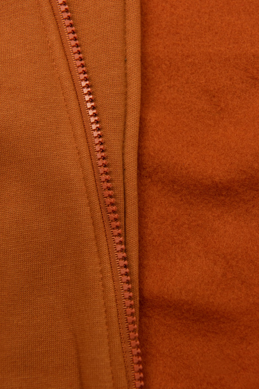 Terrakotta színű felső, kapucniján virágmintás béléssel